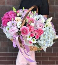 Цветочная композиция из Розы, Хризантемы, Пионы и Лизиантусы в корзине в Мамонах