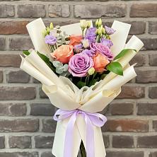 Букет цветов из:  Лизиантусы и Розы в Мамонах