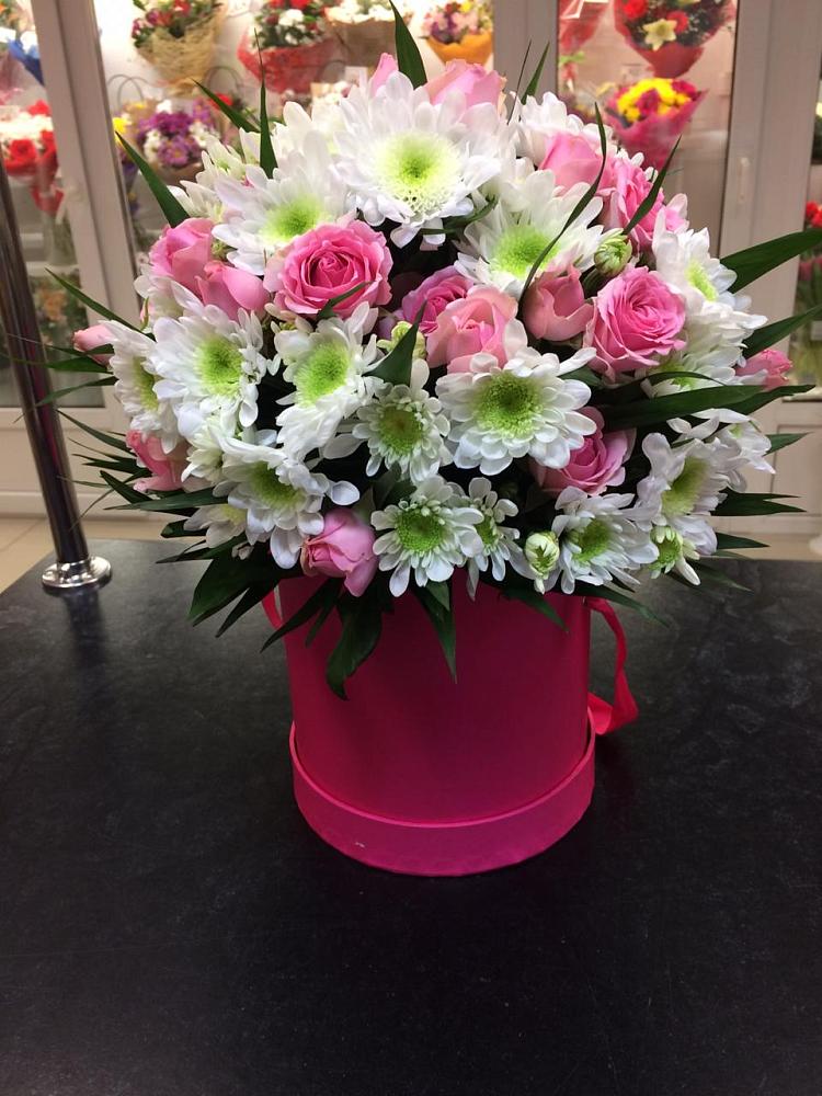 Цветочная композиция из Розы и Хризантемы в шляпной коробке в Мамонах