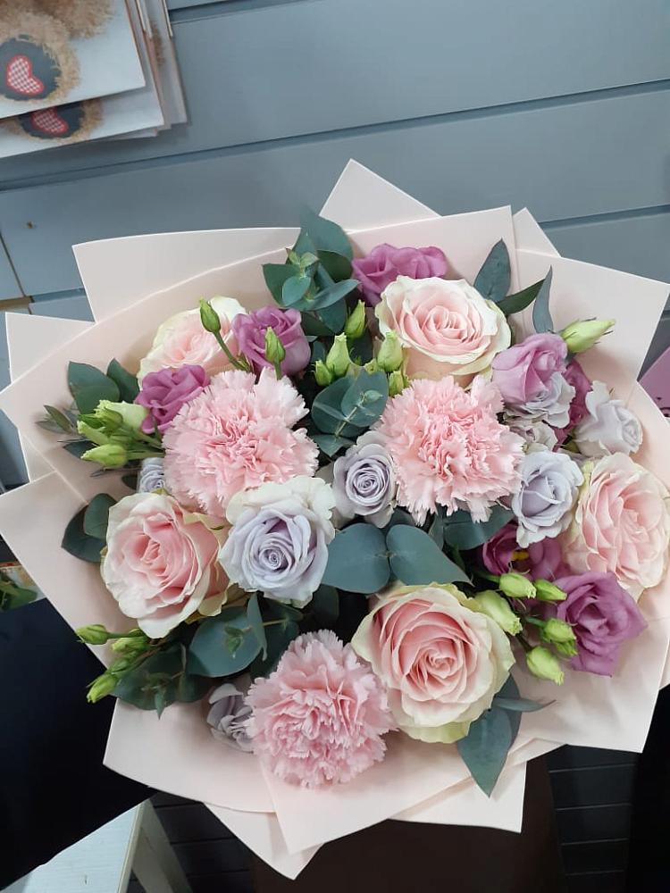 Букет цветов из: Розы, Гвоздики и Лизиантусы в Мамонах